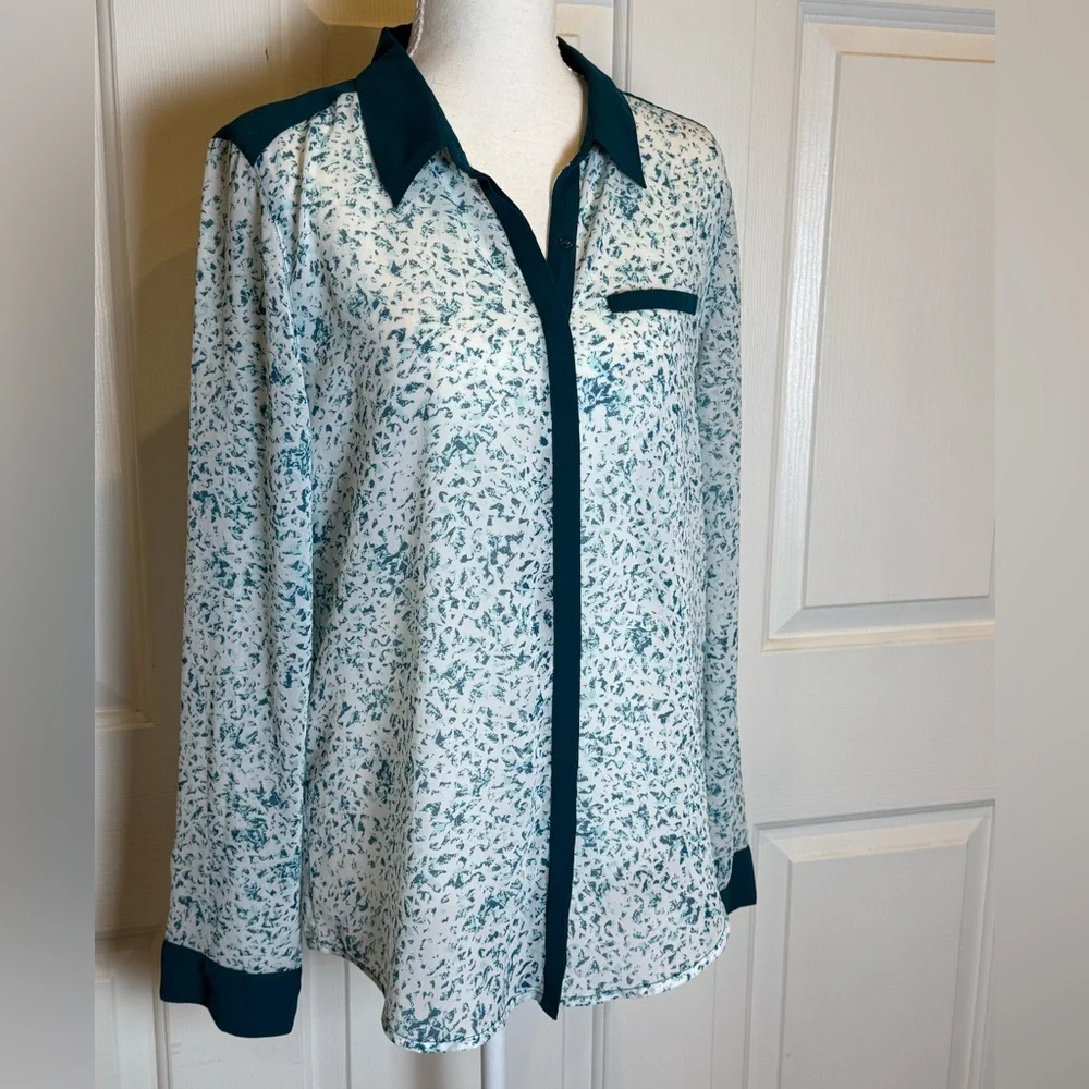 GUESS Teal Satin Contrast Collar Blouse Size M Button Front Top - Picture 2 of 6